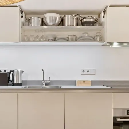 Elegant 1br Retreat In Peaceful Grund Apartament